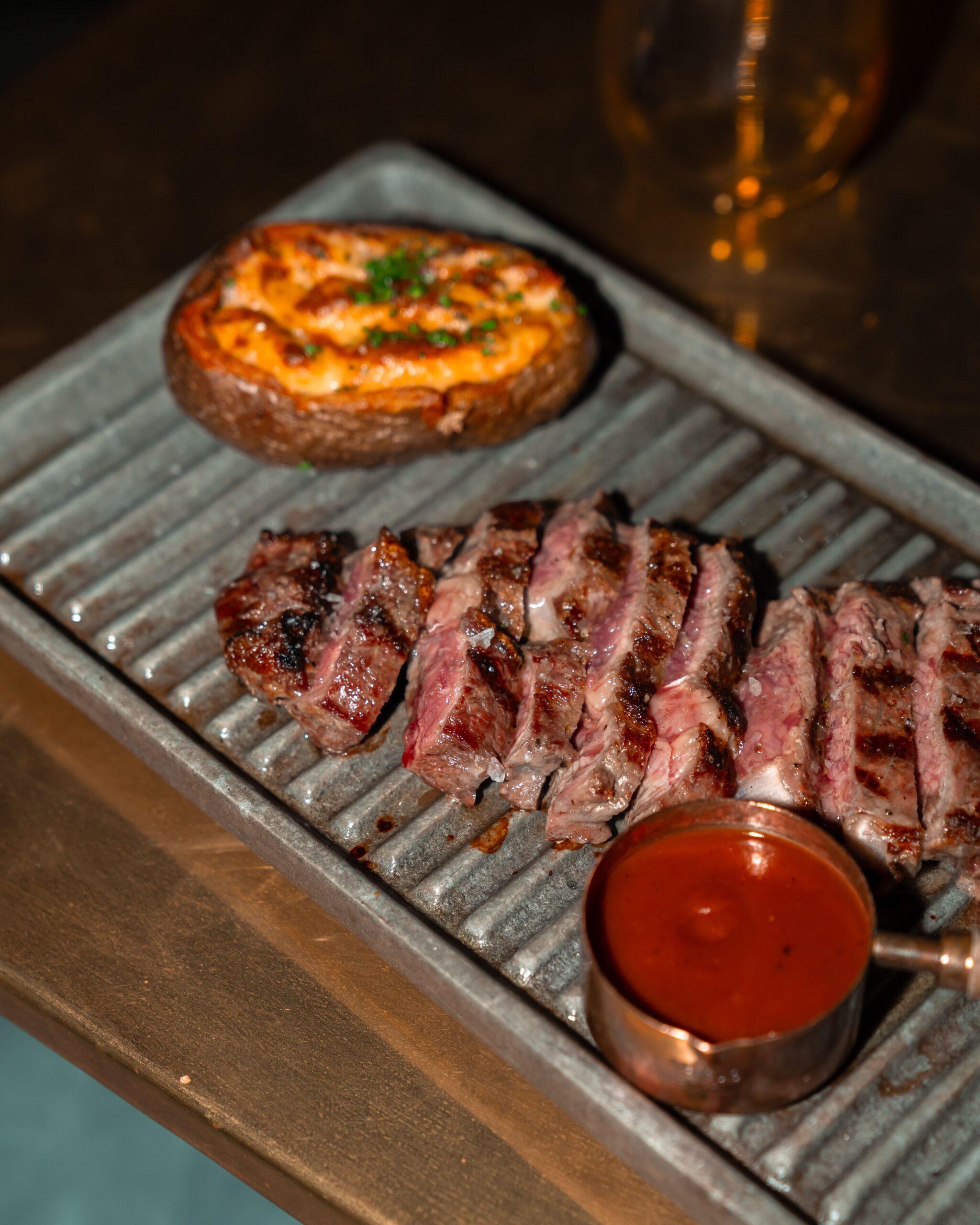 Lomo de Black Angus con patatas y queso fundido Santa Restaurant Palma