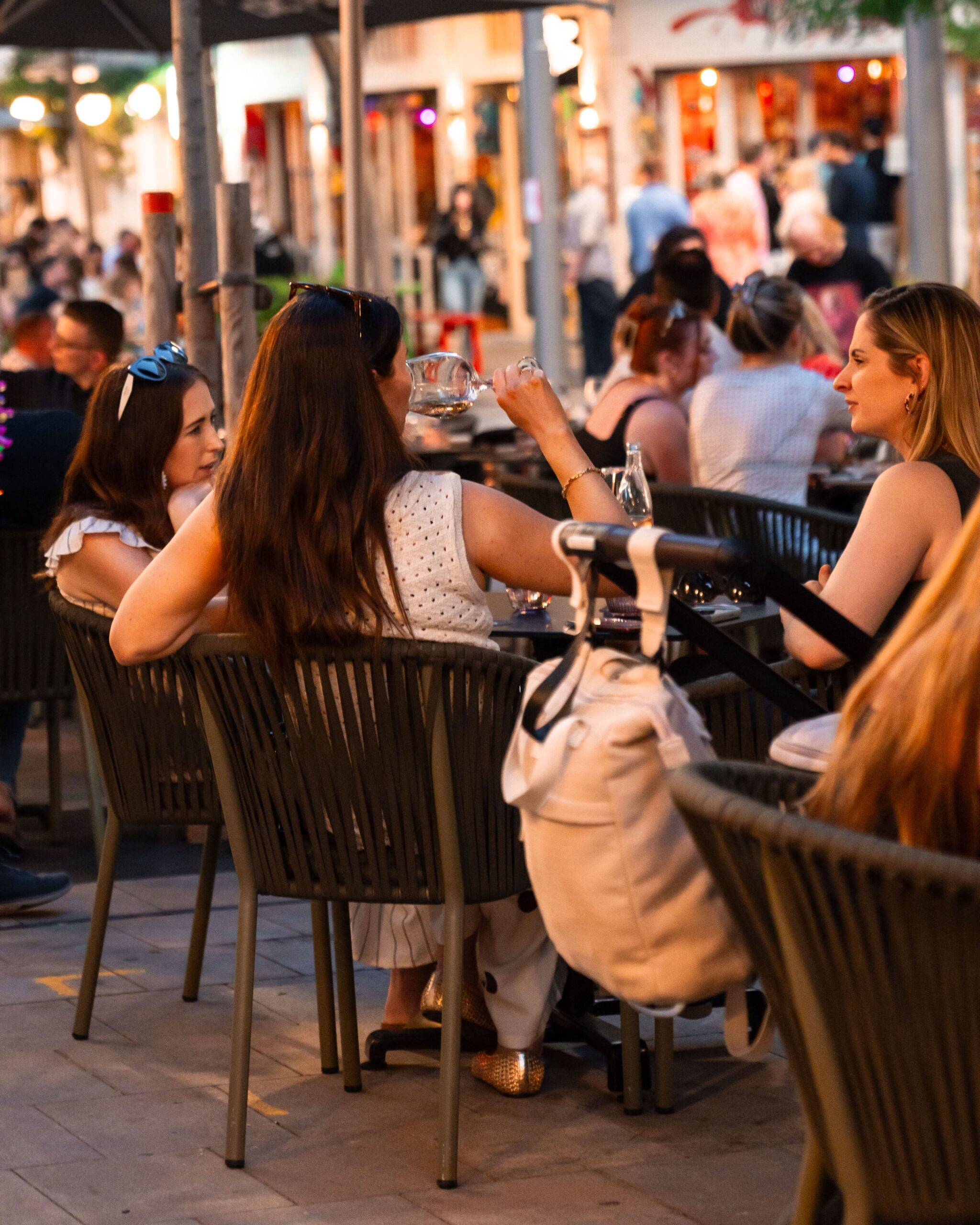 Terraza a la hora dorada en Santa Restaurant Palma
